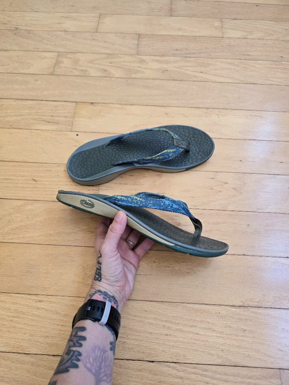 Chaco Chillos Blue Yellow Patterned Straps Olive Green Flip-Flops Sandals WMS 9
